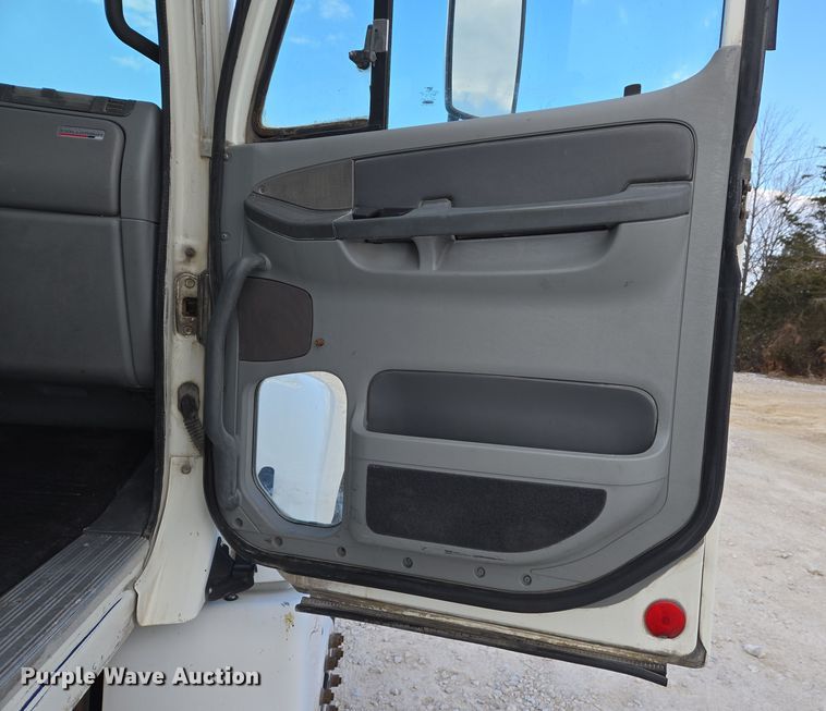 image for item DS5295 2002 Freightliner Columbia semi truck