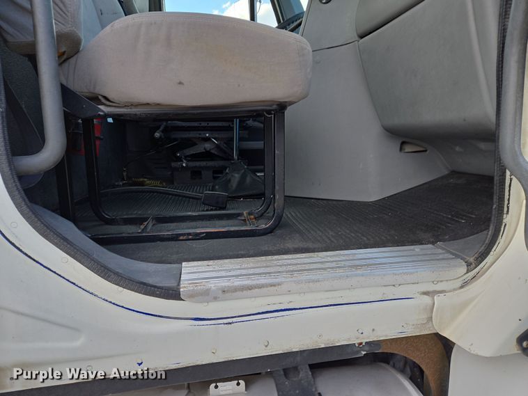 image for item DS5295 2002 Freightliner Columbia semi truck