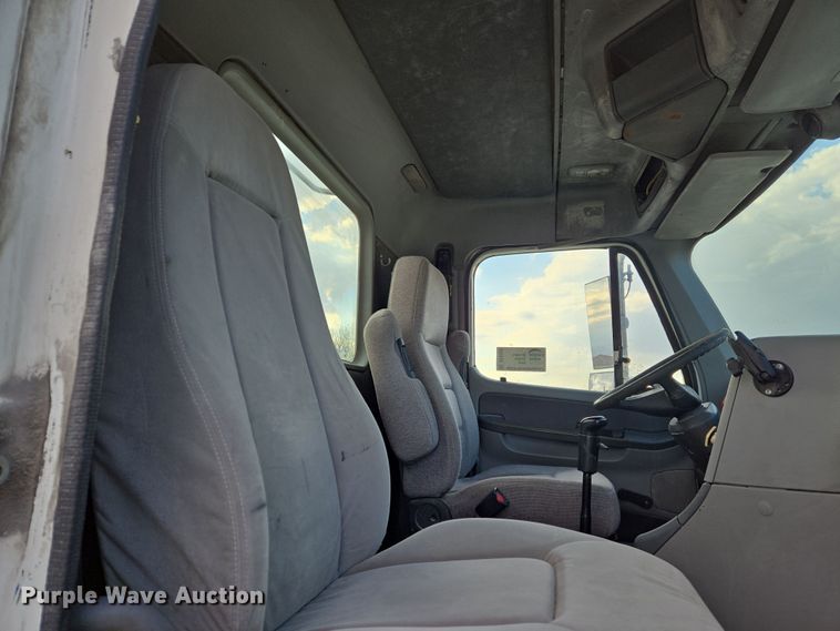 image for item DS5295 2002 Freightliner Columbia semi truck