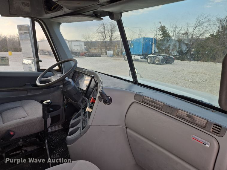 image for item DS5295 2002 Freightliner Columbia semi truck