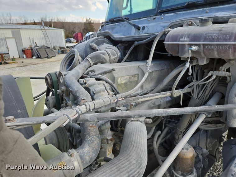 image for item DS5295 2002 Freightliner Columbia semi truck