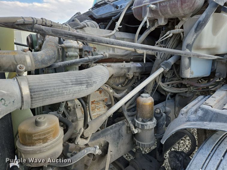 image for item DS5295 2002 Freightliner Columbia semi truck