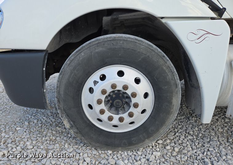 image for item DS5295 2002 Freightliner Columbia semi truck