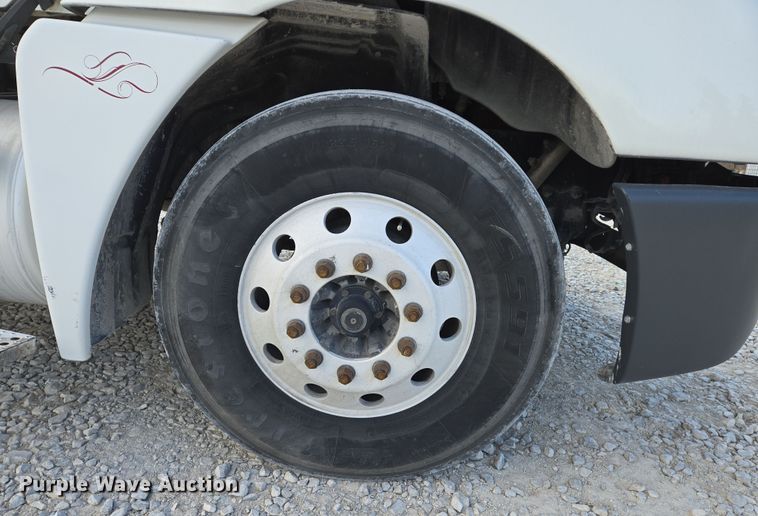 image for item DS5295 2002 Freightliner Columbia semi truck