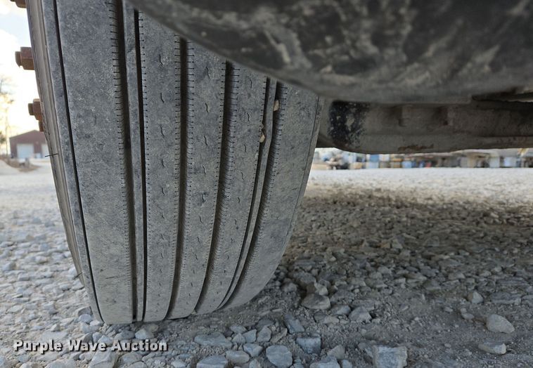 image for item DS5295 2002 Freightliner Columbia semi truck