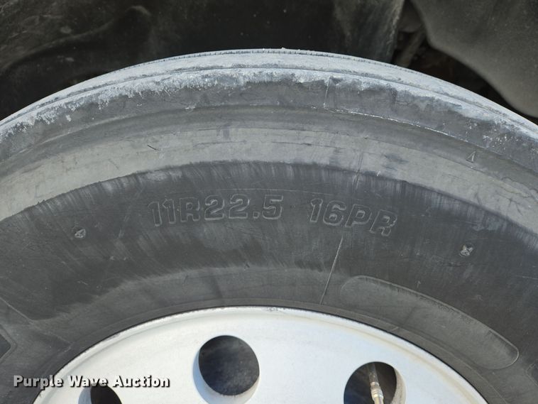 image for item DS5295 2002 Freightliner Columbia semi truck