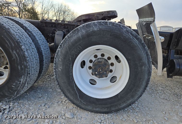 image for item DS5295 2002 Freightliner Columbia semi truck