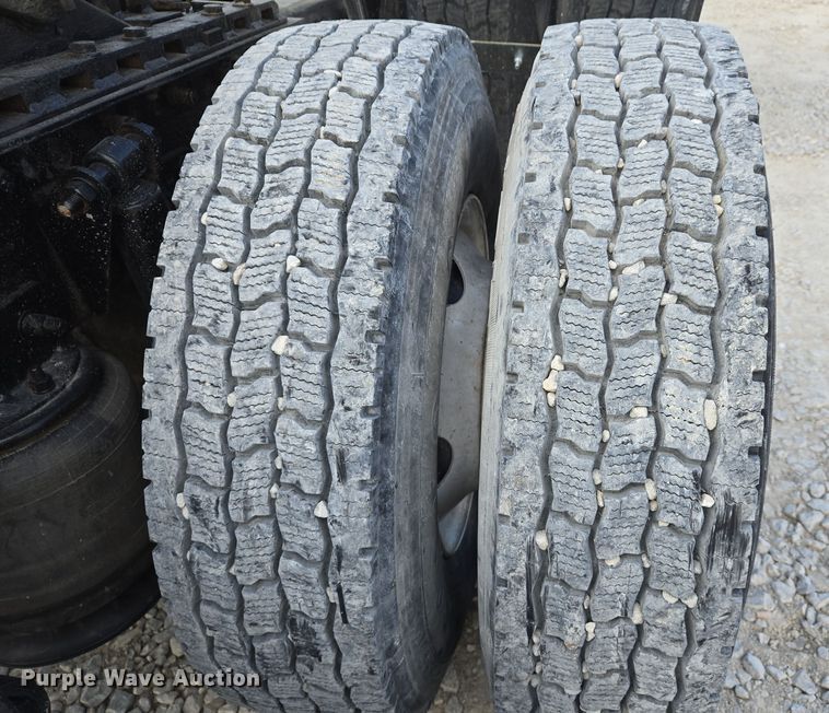 image for item DS5295 2002 Freightliner Columbia semi truck