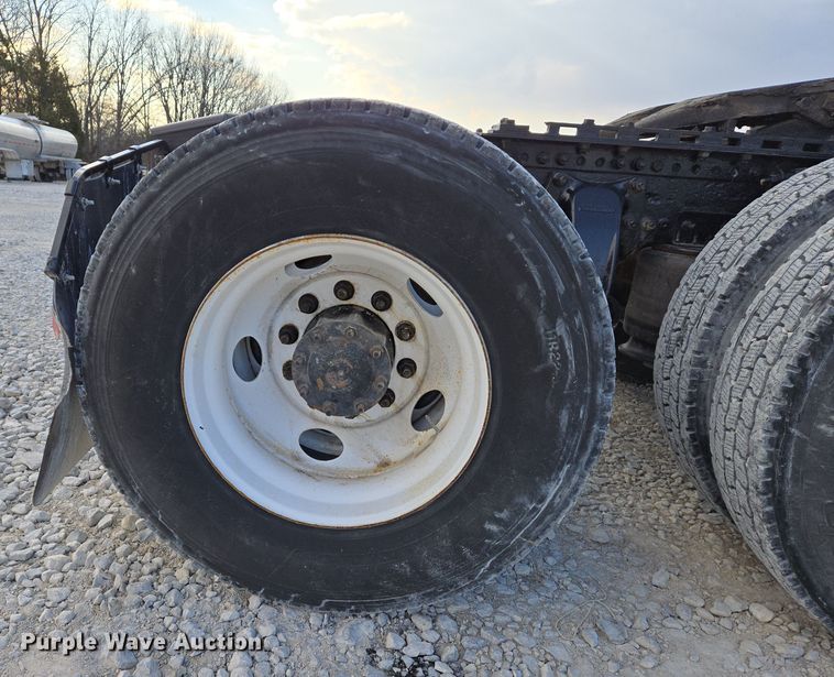 image for item DS5295 2002 Freightliner Columbia semi truck