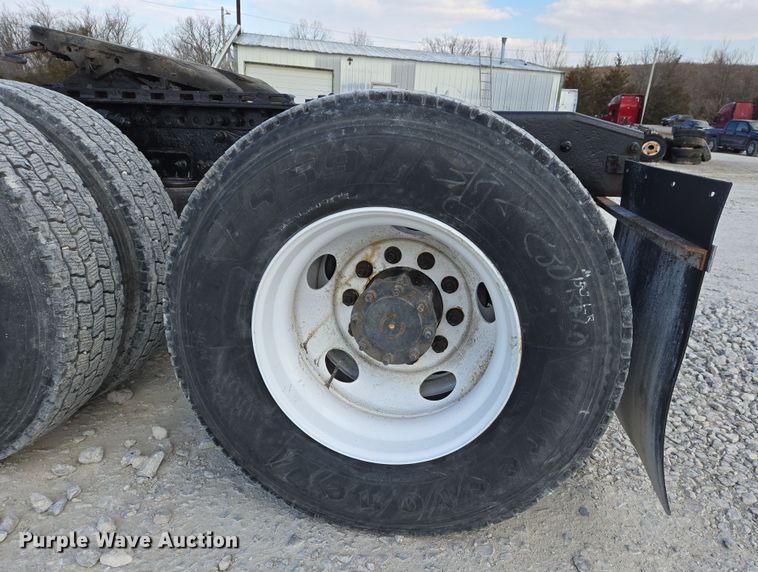 image for item DS5295 2002 Freightliner Columbia semi truck