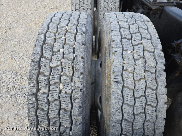 image for item DS5295 2002 Freightliner Columbia semi truck