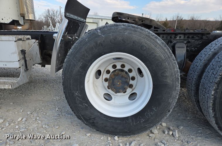 image for item DS5295 2002 Freightliner Columbia semi truck