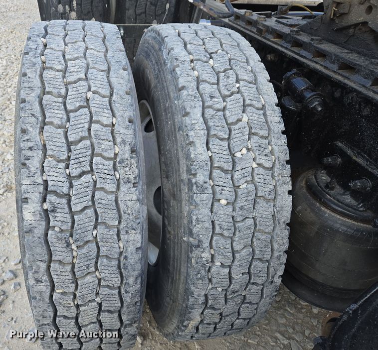 image for item DS5295 2002 Freightliner Columbia semi truck