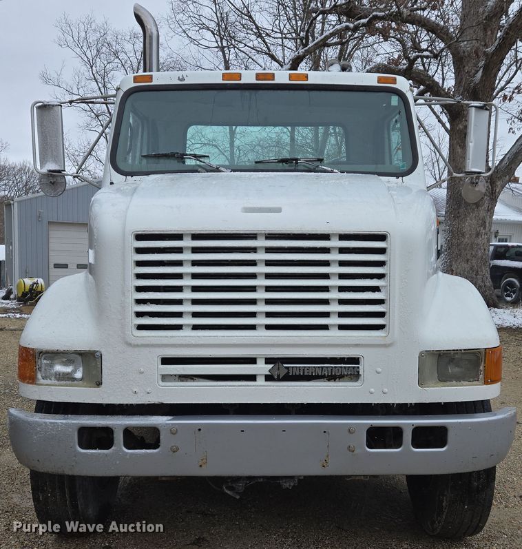image for item DS5299 1997 International 8100 semi truck
