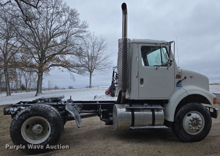 image for item DS5299 1997 International 8100 semi truck