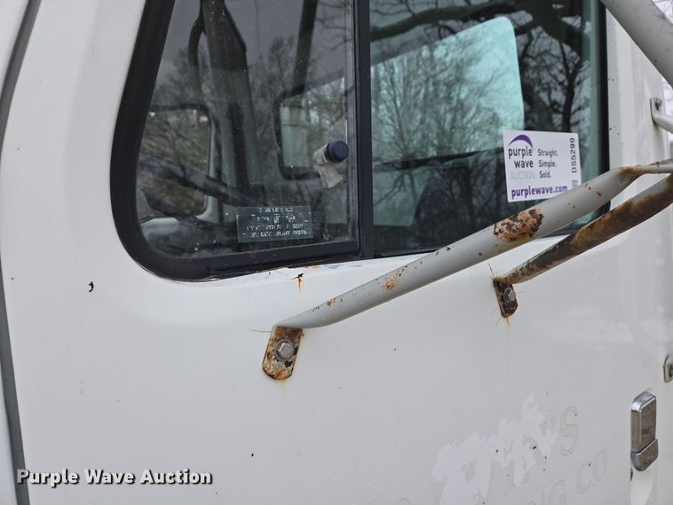 image for item DS5299 1997 International 8100 semi truck