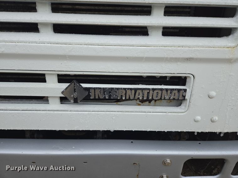 image for item DS5299 1997 International 8100 semi truck