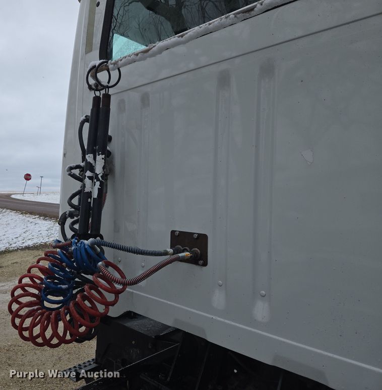 image for item DS5299 1997 International 8100 semi truck