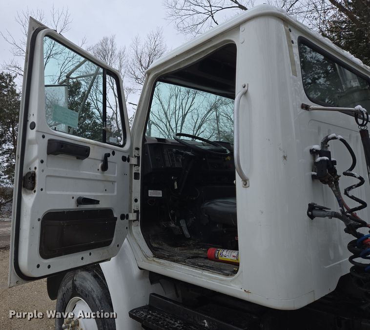 image for item DS5299 1997 International 8100 semi truck