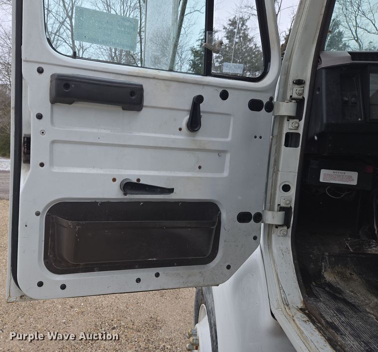 image for item DS5299 1997 International 8100 semi truck