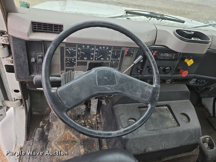 image for item DS5299 1997 International 8100 semi truck