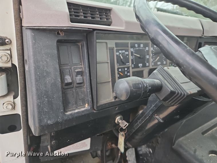 image for item DS5299 1997 International 8100 semi truck