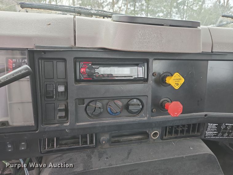 image for item DS5299 1997 International 8100 semi truck