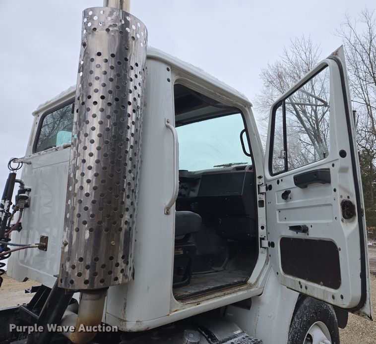 image for item DS5299 1997 International 8100 semi truck