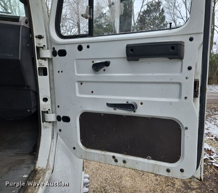 image for item DS5299 1997 International 8100 semi truck