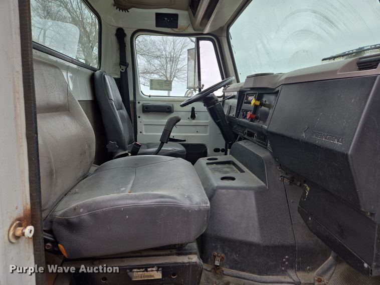 image for item DS5299 1997 International 8100 semi truck