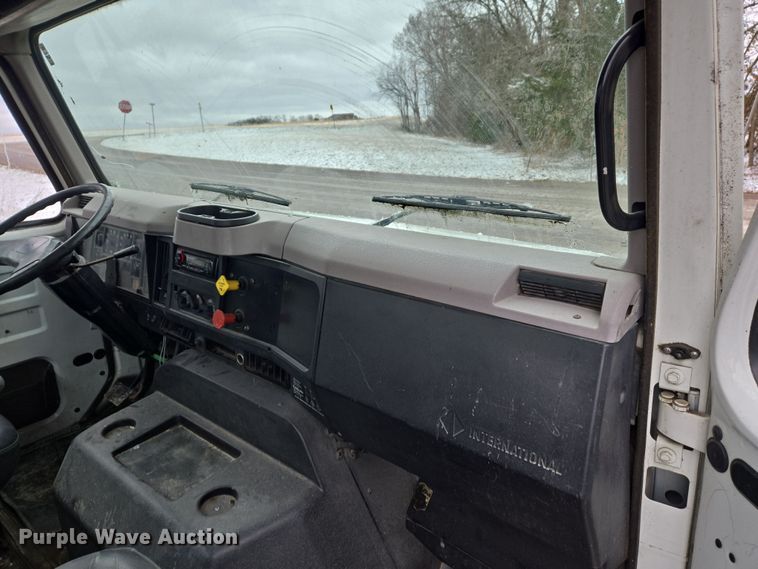 image for item DS5299 1997 International 8100 semi truck