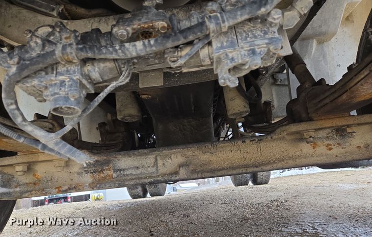 image for item DS5299 1997 International 8100 semi truck