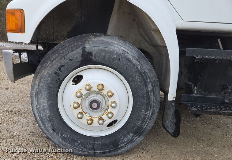 image for item DS5299 1997 International 8100 semi truck