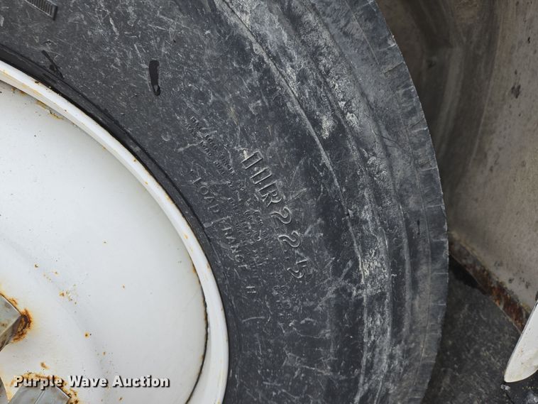 image for item DS5299 1997 International 8100 semi truck