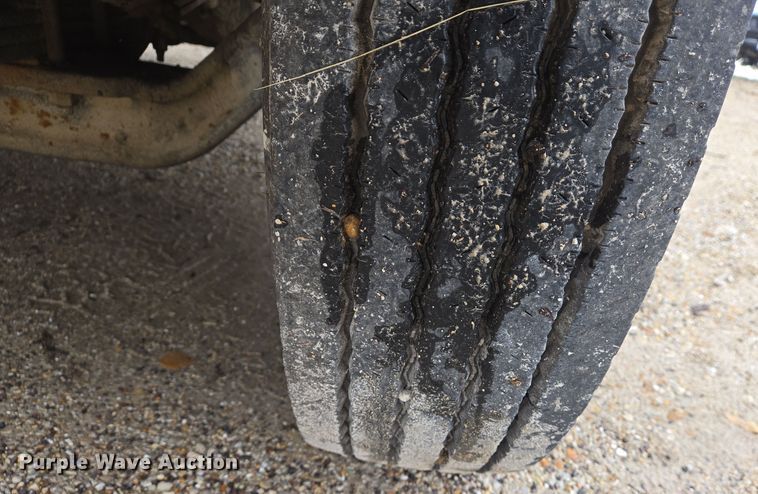 image for item DS5299 1997 International 8100 semi truck