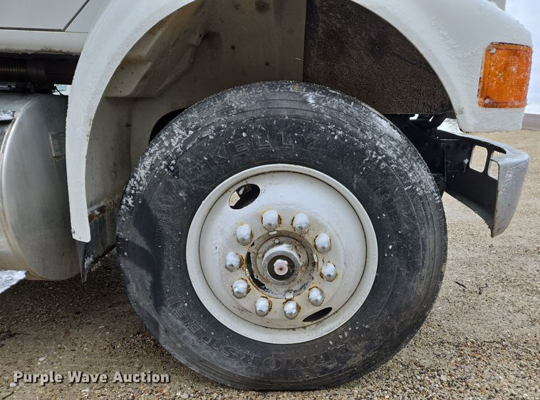 image for item DS5299 1997 International 8100 semi truck