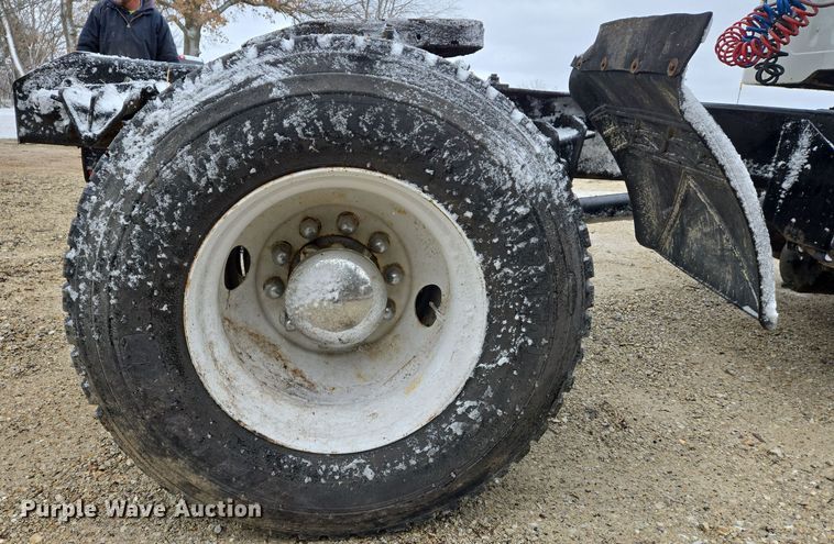 image for item DS5299 1997 International 8100 semi truck