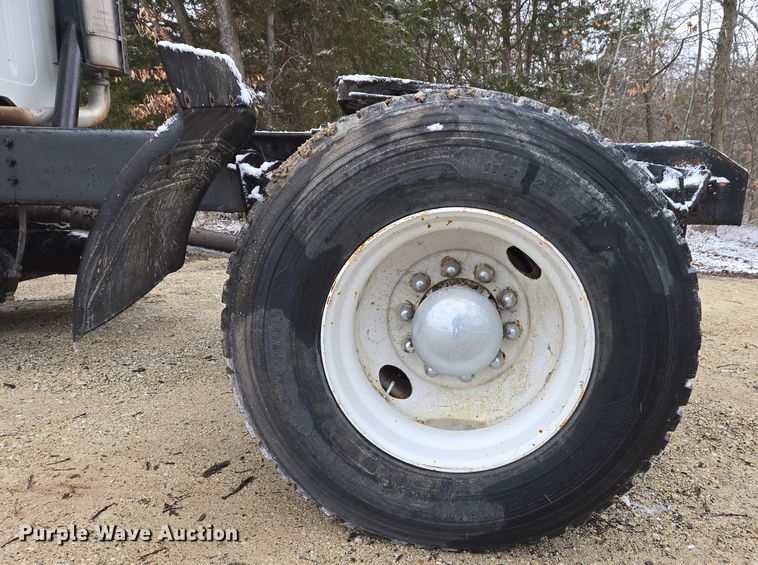 image for item DS5299 1997 International 8100 semi truck