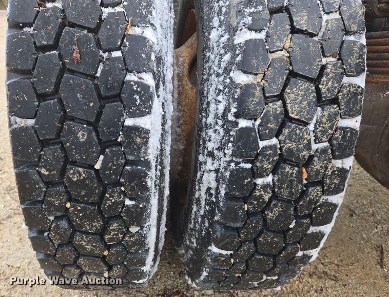 image for item DS5299 1997 International 8100 semi truck