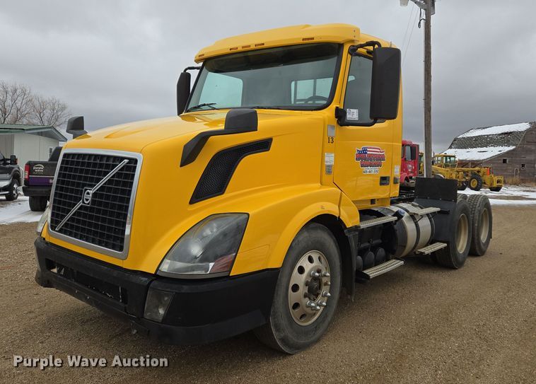 image for item DT7055 2013 Volvo VN semi truck