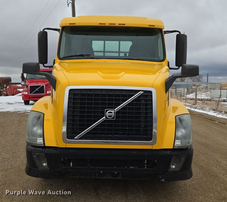 image for item DT7055 2013 Volvo VN semi truck