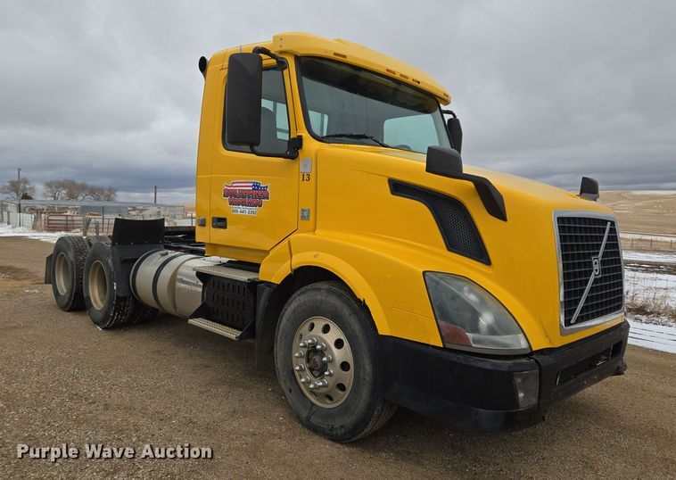 image for item DT7055 2013 Volvo VN semi truck