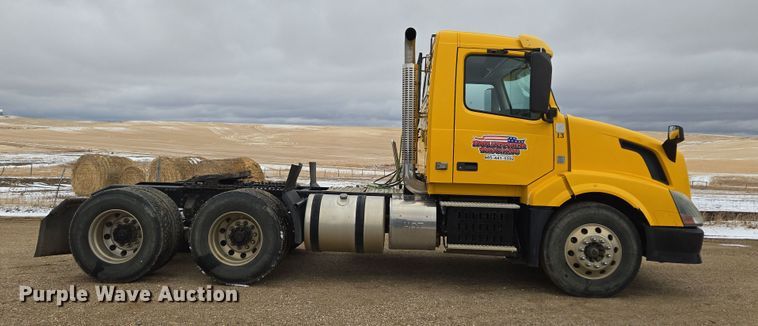 image for item DT7055 2013 Volvo VN semi truck
