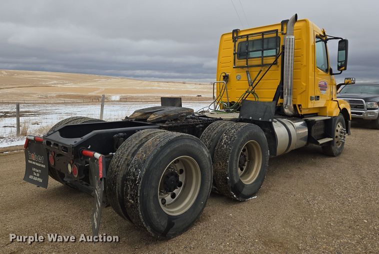 image for item DT7055 2013 Volvo VN semi truck