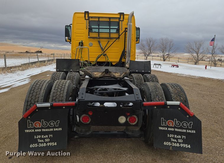 image for item DT7055 2013 Volvo VN semi truck