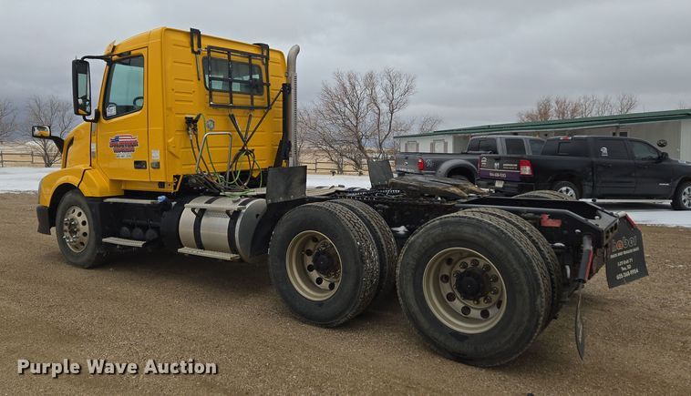 image for item DT7055 2013 Volvo VN semi truck
