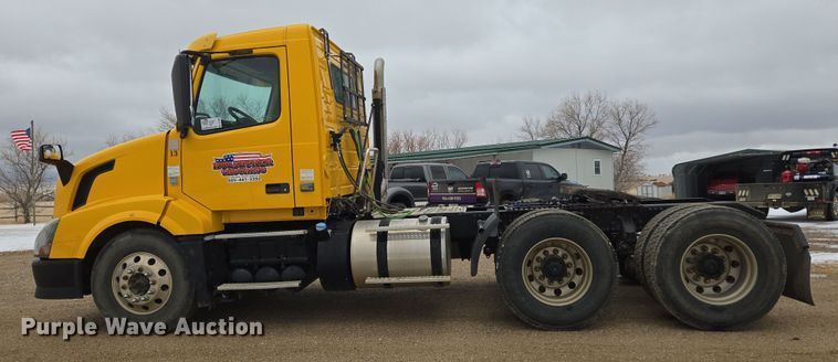 image for item DT7055 2013 Volvo VN semi truck