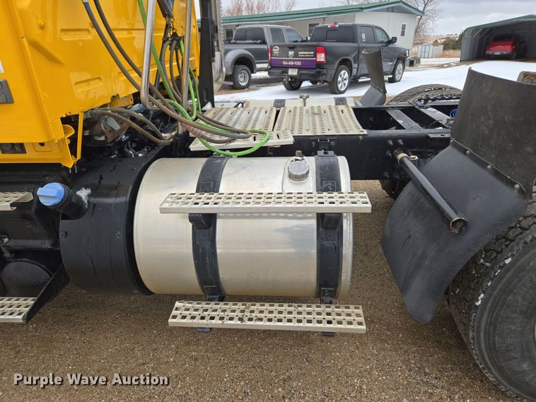 image for item DT7055 2013 Volvo VN semi truck