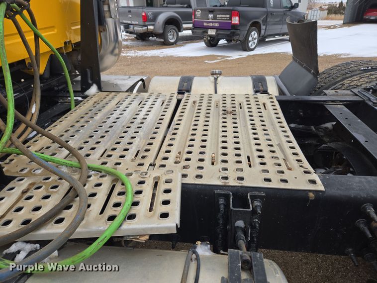 image for item DT7055 2013 Volvo VN semi truck