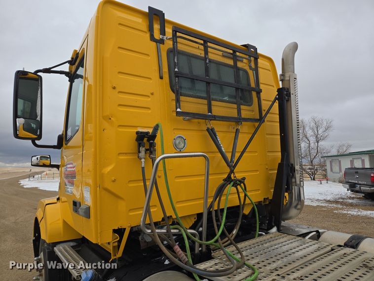 image for item DT7055 2013 Volvo VN semi truck